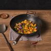 WANGYUANJI 12.59" Cast Iron Wok Pan, Flat Bottom with Wooden Handle and Lid, Large Wok Stir Fry Pan Suitable for All Cooktops